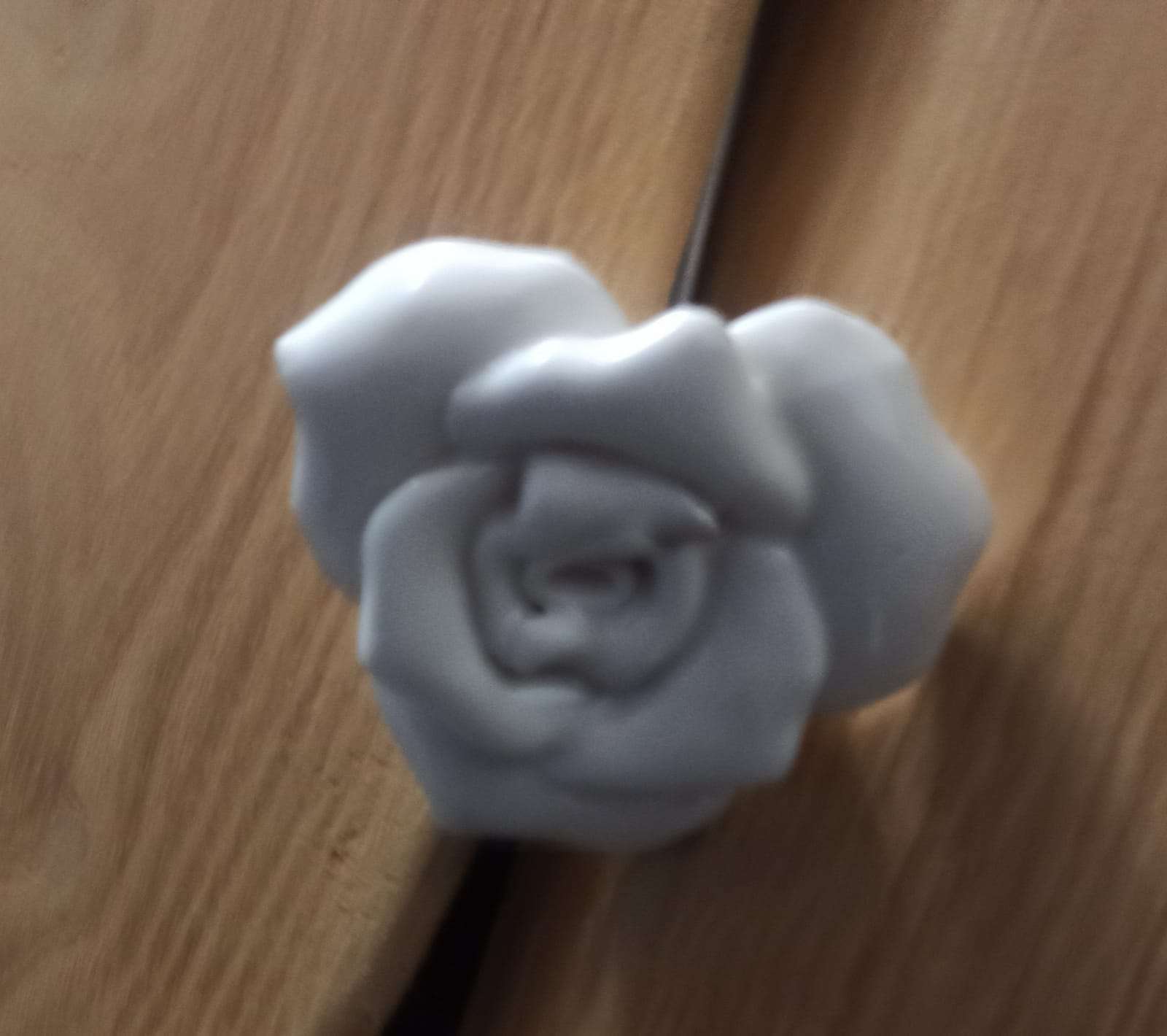 Rose gris perle — fleur en céramique, Éclosions Brutes